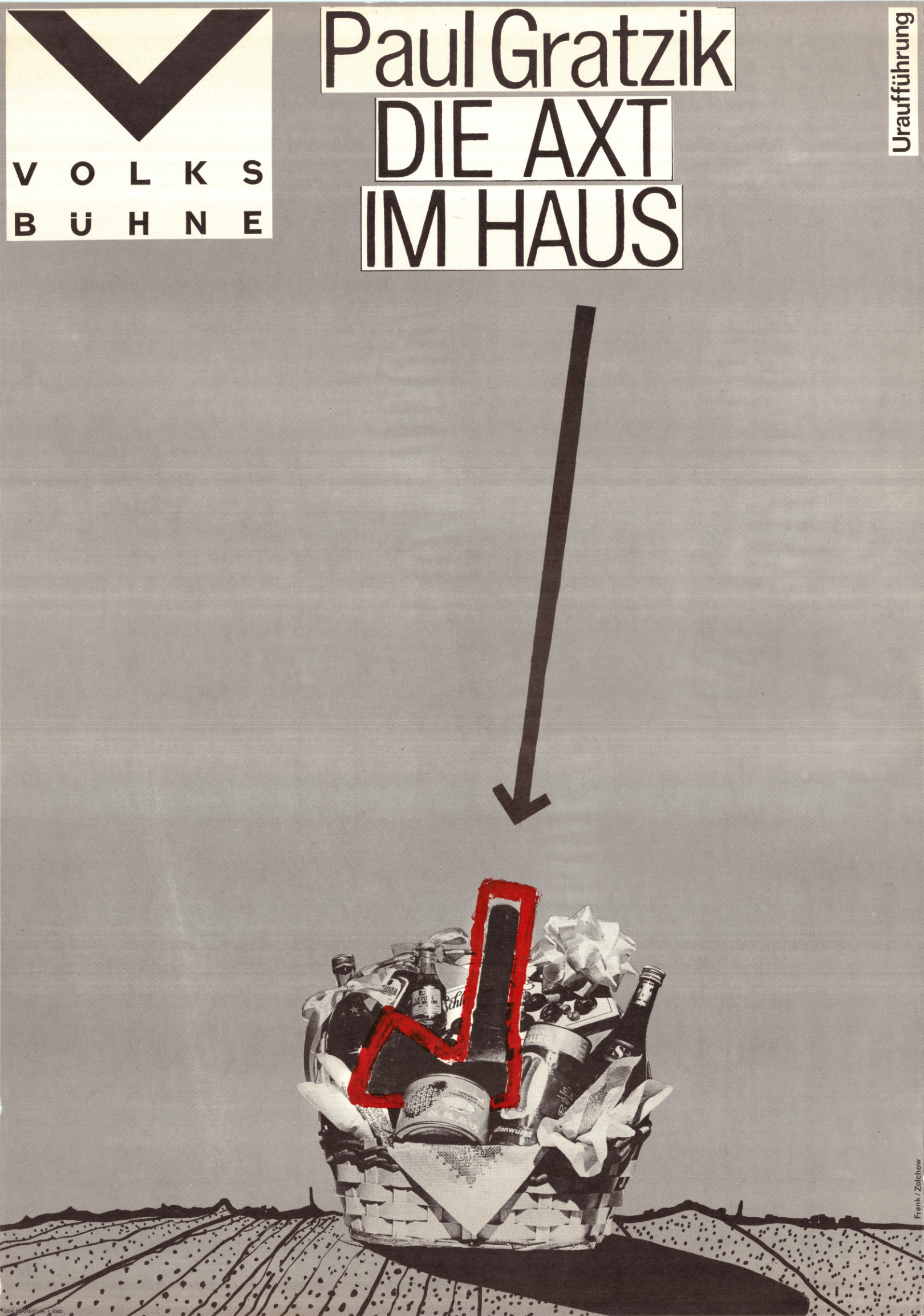 Schwarze Schrift auf weißem Grund vor grauem Hintergrund sowie ein schwarzer Pfeil, der auf die Abbildung eines Präsentkorbes weist, der auf schwarz gezeichnetem, stilisiertem Acker steht und neben diversen Präsenten eine rot umrandete Axt enthält