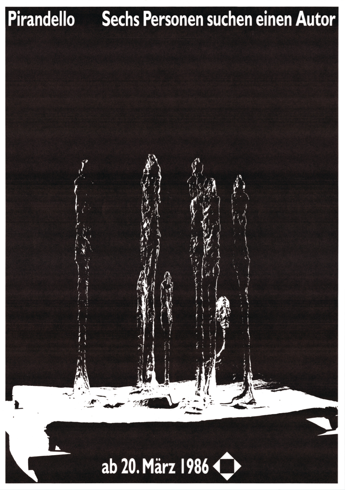 schwarz-weißes Schriftplakat, das außerdem ein bearbeitetes Foto von mehreren nebeneinanderstehenden hohen, schmalen Figuren des Bildhauers Alberto Giacometti zeigt