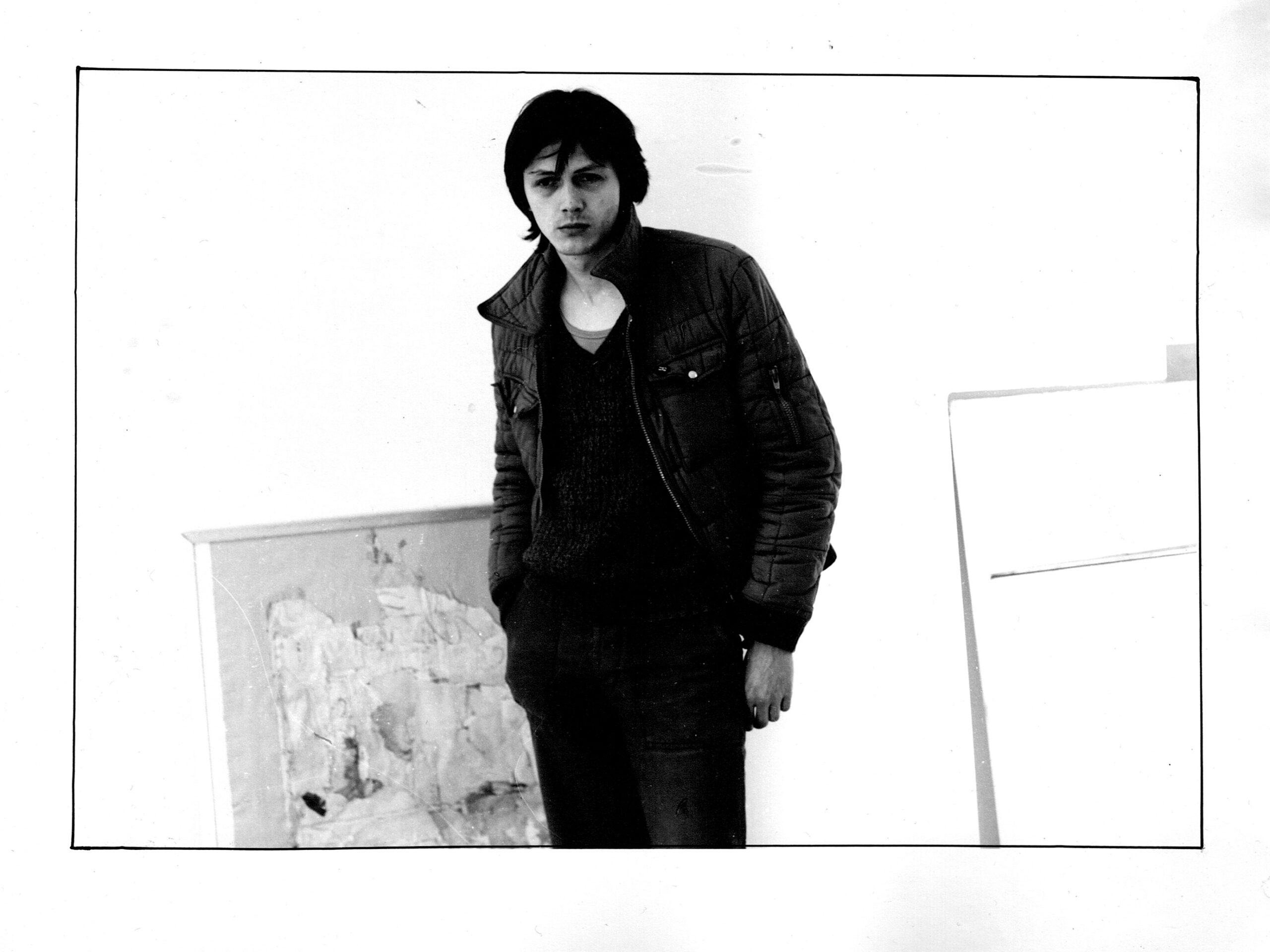 Der Maler Heiko Zolchow in seinem Atelier vor einer Leinwand