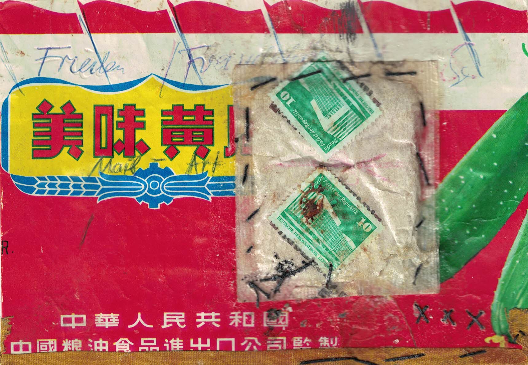 Mailart mit einem Bild mit chinesischer Aufschrift, einer Zuckertüte, Briefmarken der DDR.